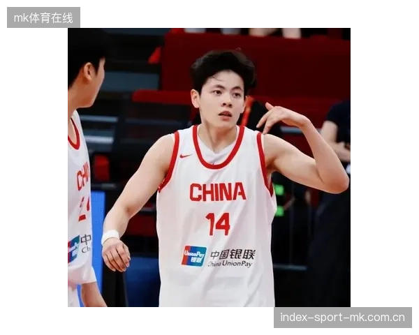 杨舒予打出表情包：从网红到文化符号的“表情包革命”